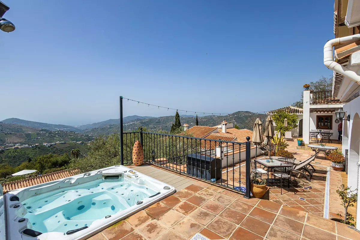 5-bedroom Villa In Cómpeta, Spain (567 M²)