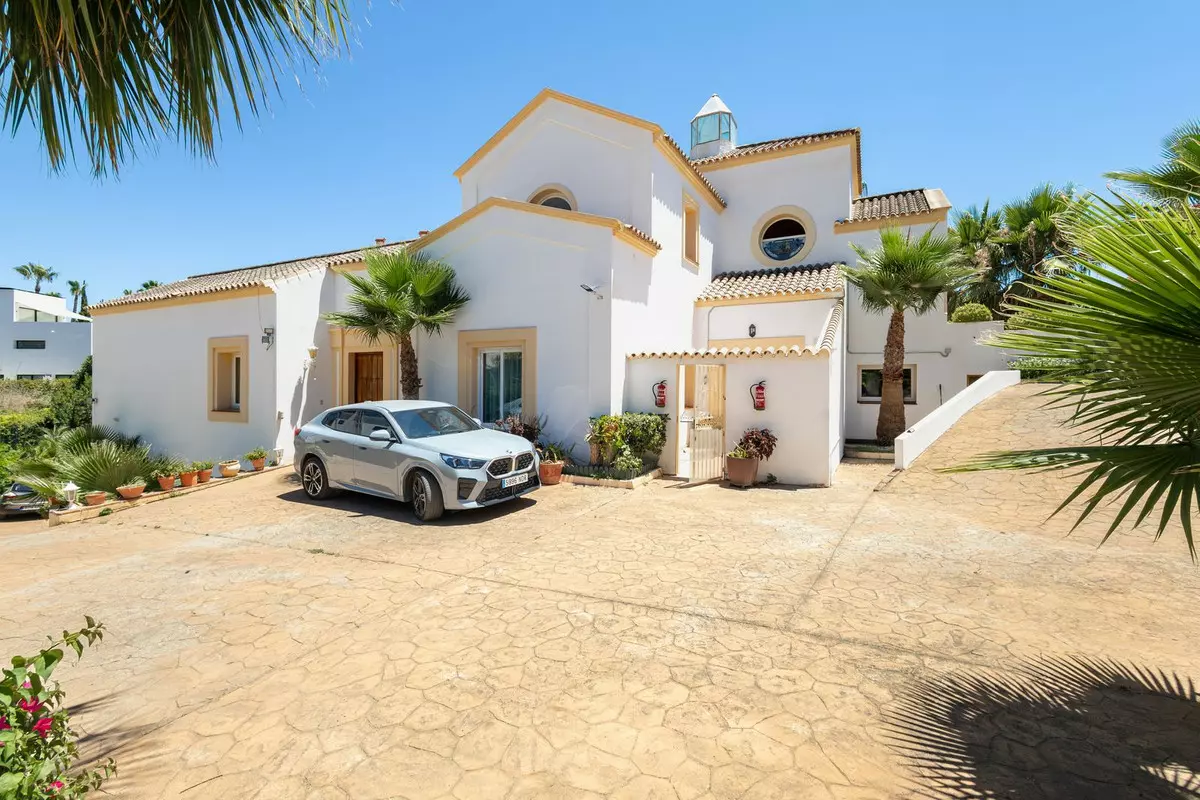 7-bedroom Villa In Estepona, Spain (1.425 M²)