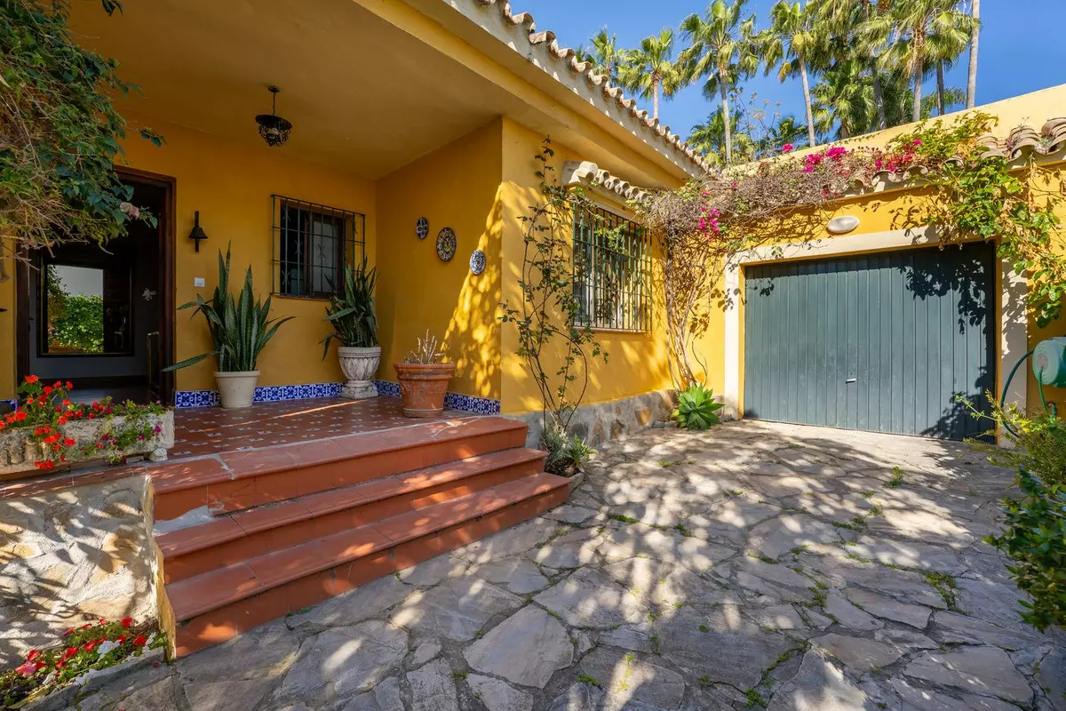 5-bedroom Villa In Estepona, Spain (169 M²)