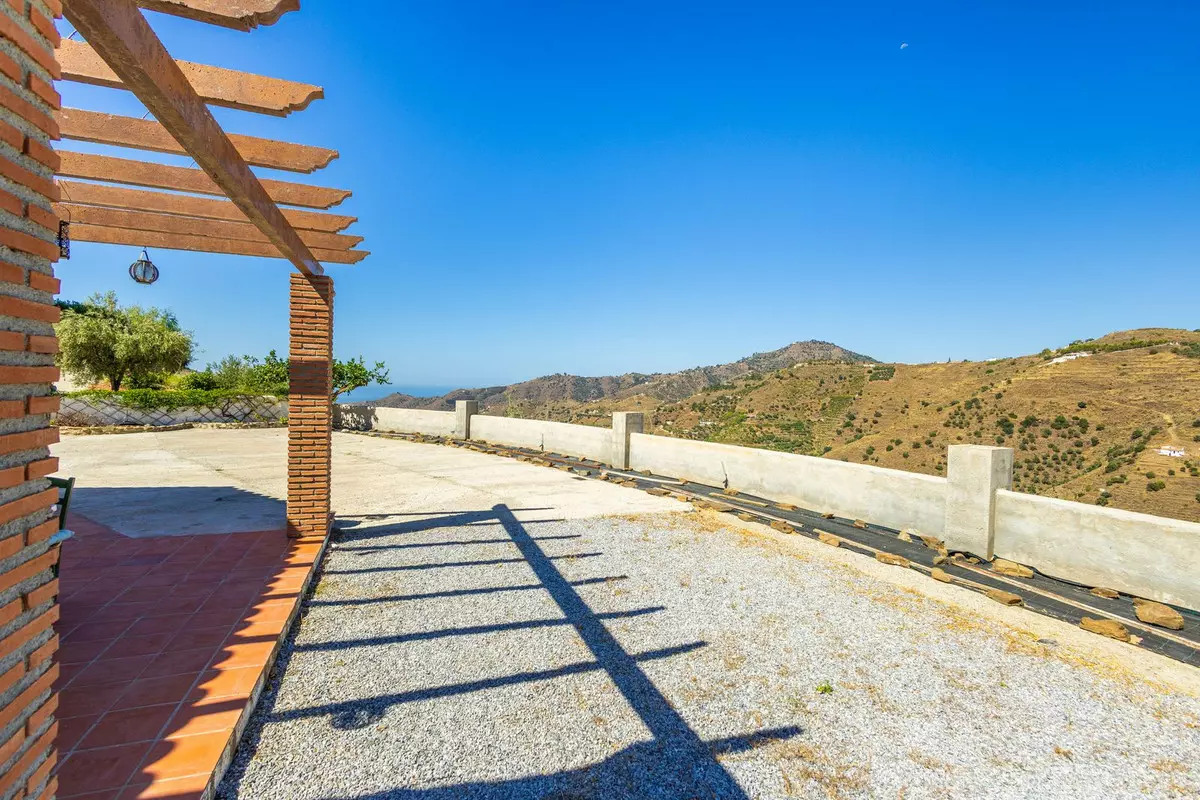 3-bedroom Country House In Cómpeta, Spain (178 M²)