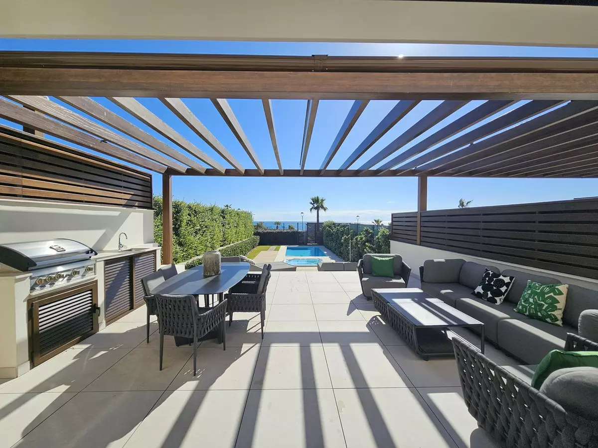 4-bedroom Town House In Estepona, Spain (291 M²)