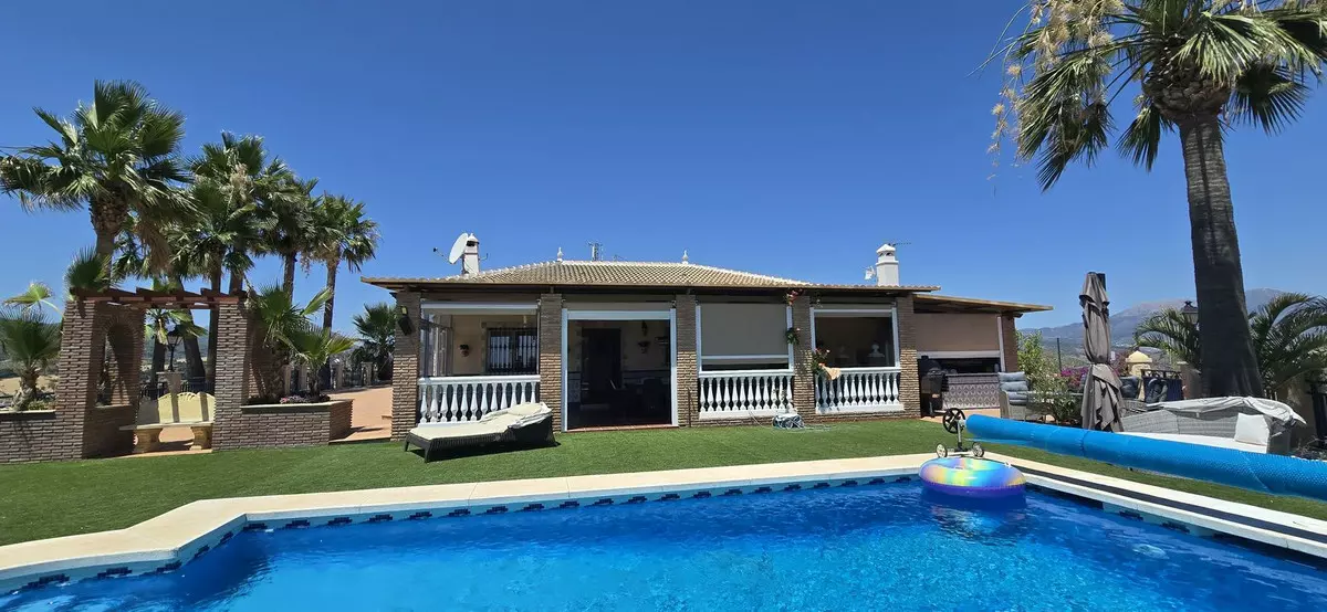 5-bedroom Country House In Coín, Spain (197 M²)