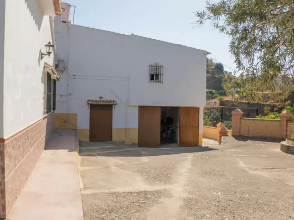 3-bedroom Country House In Álora, Spain (101 M²)