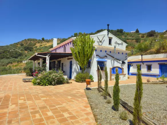 3-bedroom Villa In Riogordo, Spain (229 M²)