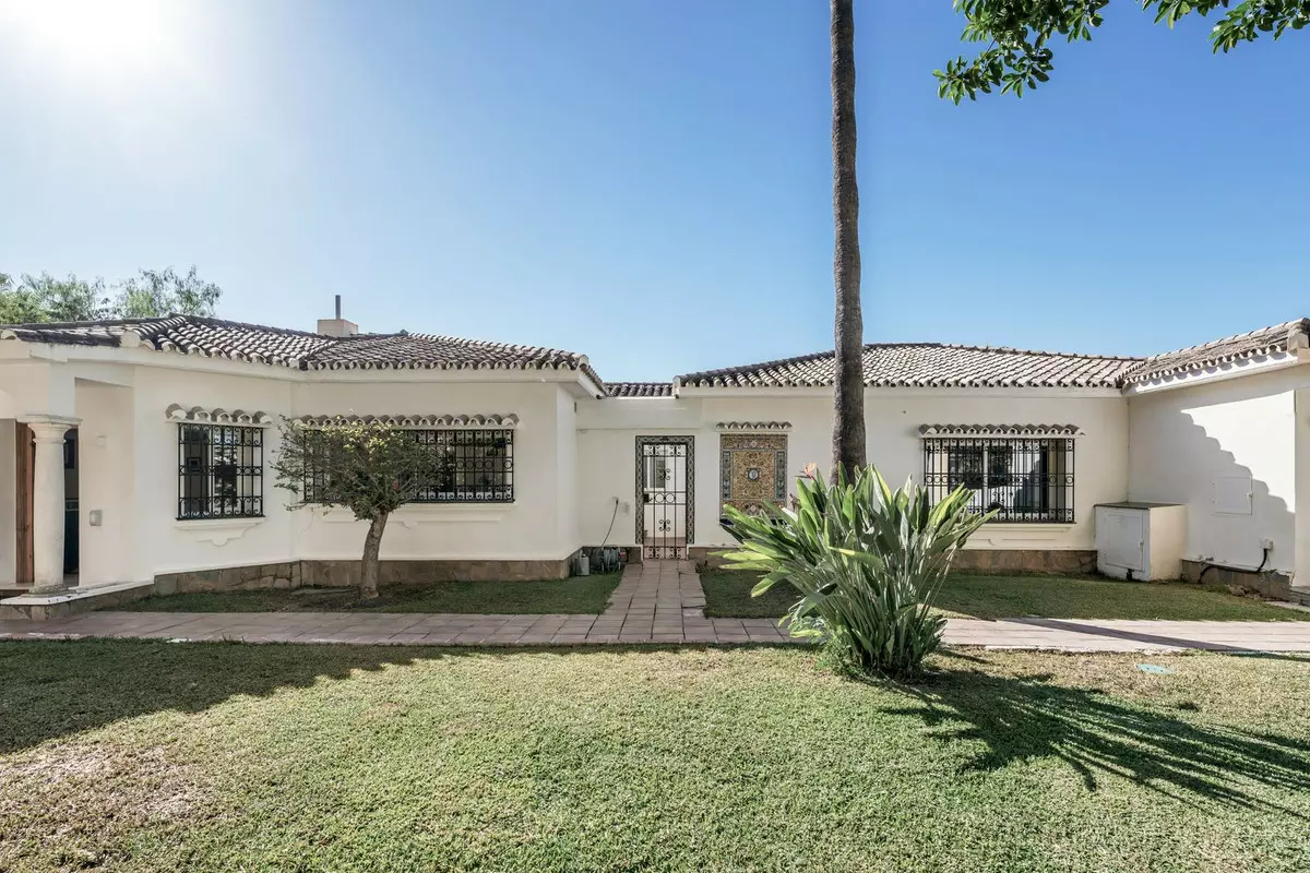 4-bedroom Villa In Estepona, Spain (341 M²)
