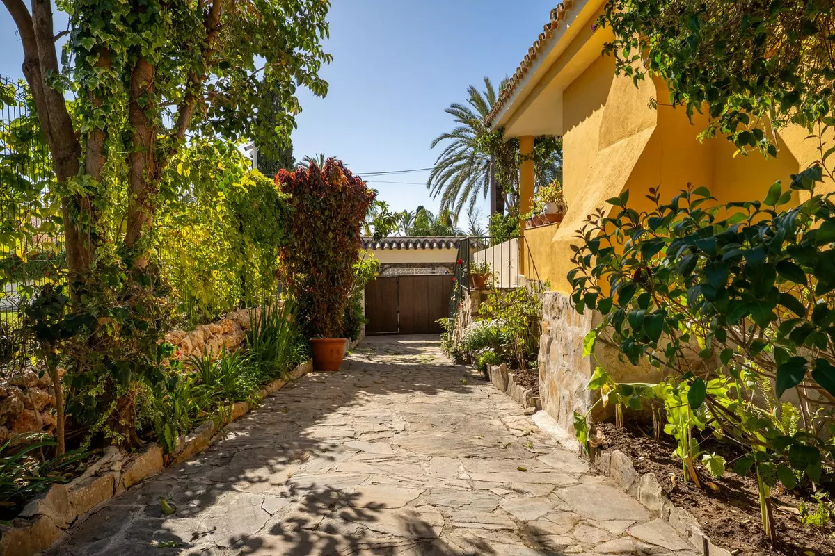 5-bedroom Villa In Estepona, Spain (169 M²)