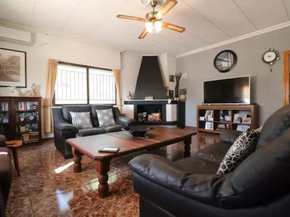 6-bedroom Villa In Crevillent, Spain (291 M²)