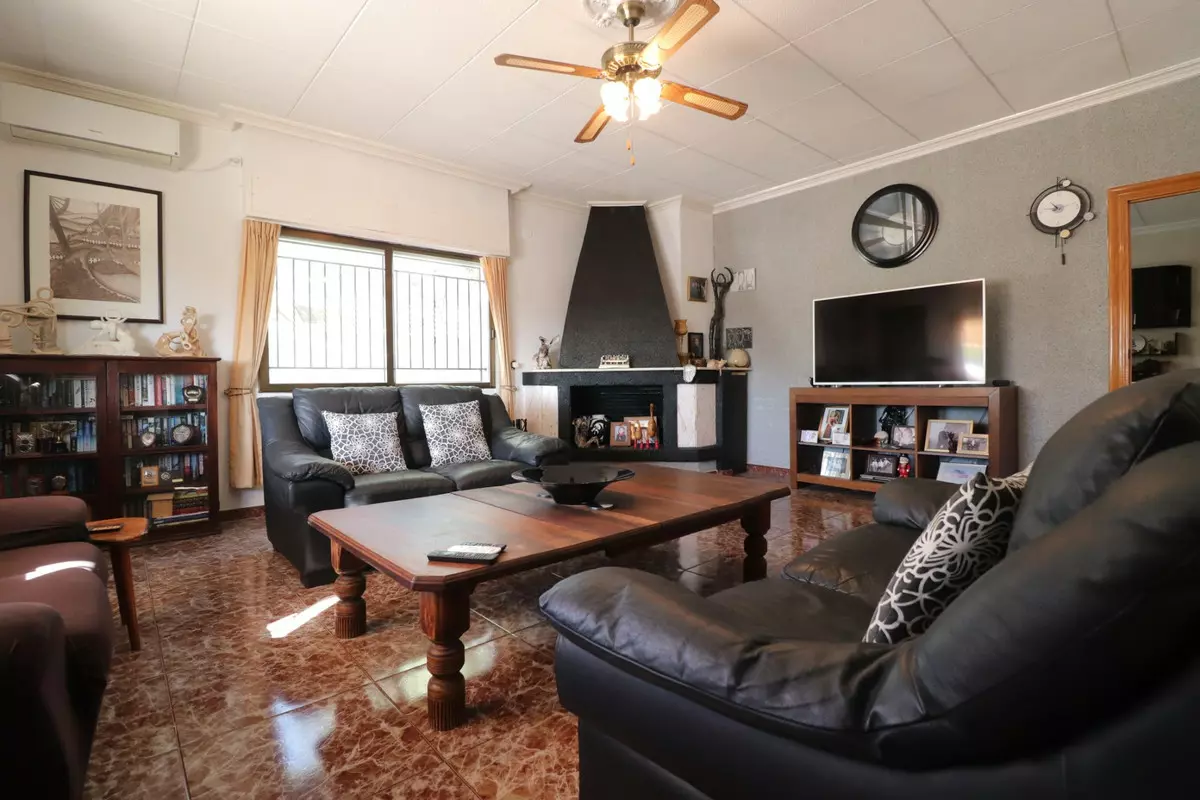 6-bedroom Villa In Crevillent, Spain (291 M²)
