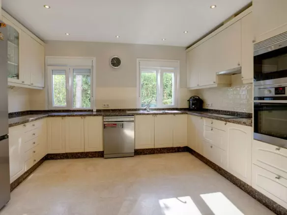 3-bedroom Villa In Estepona, Spain (238 M²)