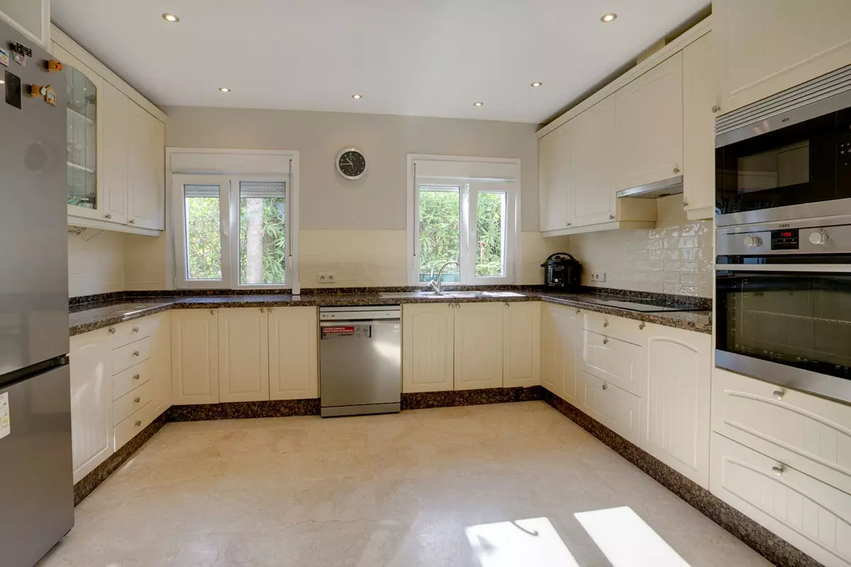 3-bedroom Villa In Estepona, Spain (238 M²)