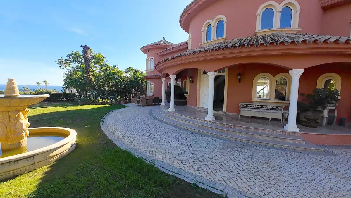 8-bedroom Villa In Estepona, Spain (1.265 M²)