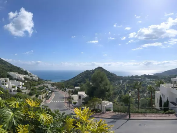3-bedroom Apartment In Ojen, Spain (145 M²)