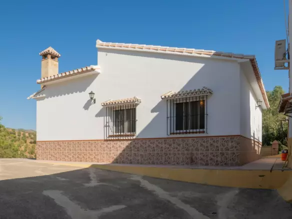3-bedroom Country House In Álora, Spain (101 M²)