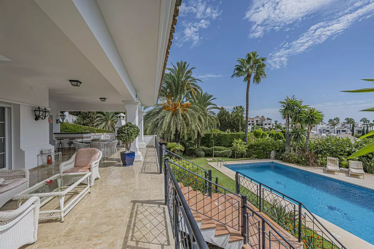 4-bedroom Villa In Estepona, Spain (384 M²)