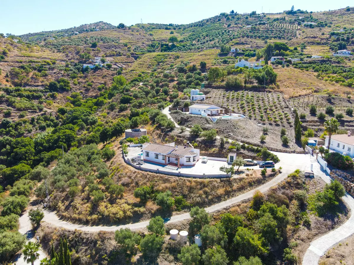 3-bedroom Country House In Cómpeta, Spain (178 M²)