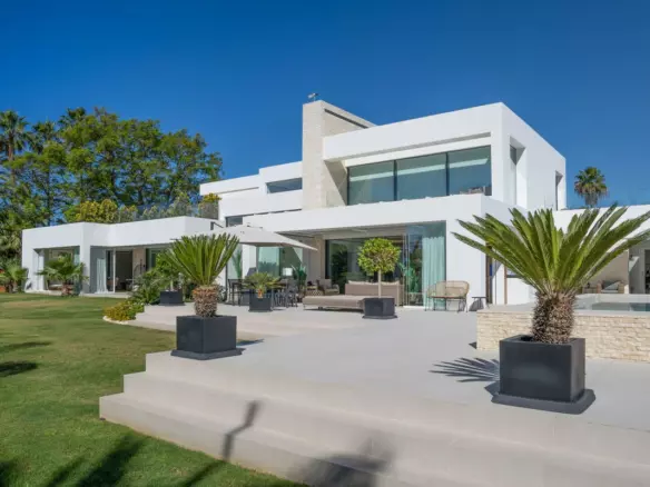 7-bedroom Villa In Estepona, Spain (1.373 M²)