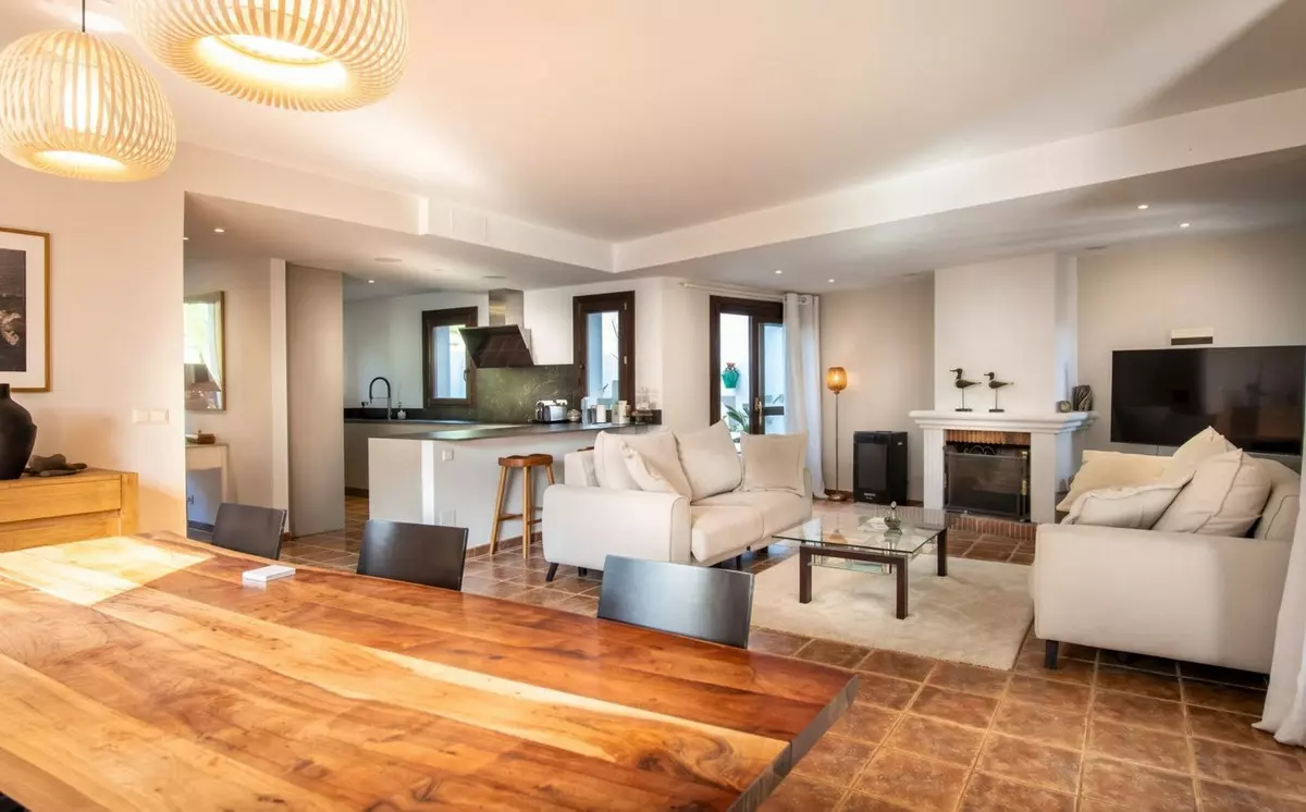 4-bedroom Villa In Estepona, Spain (240 M²)