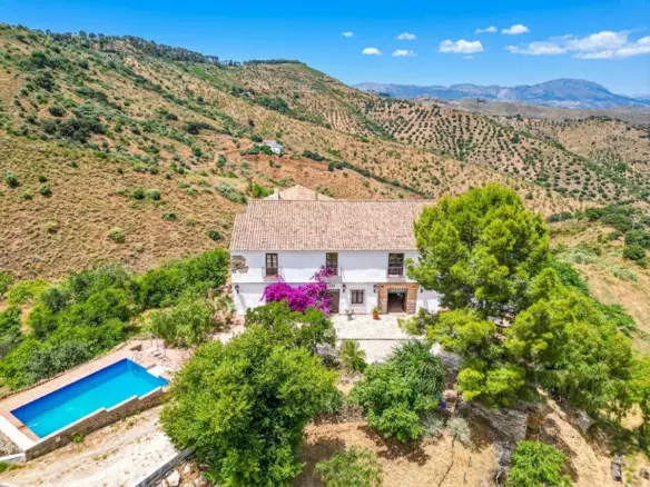 8-bedroom Country House In Colmenar, Spain (1.094 M²)