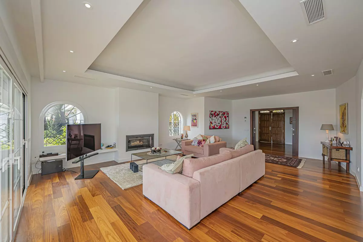 4-bedroom Villa In Estepona, Spain (384 M²)