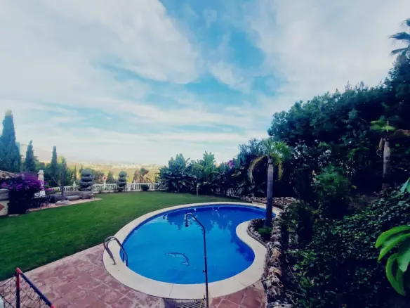 6-bedroom Villa In Estepona, Spain (415 M²)