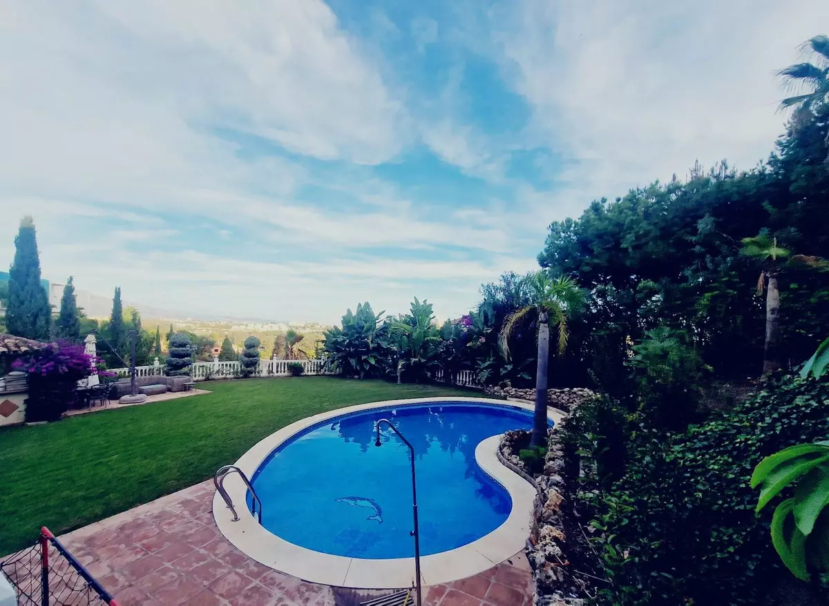 6-bedroom Villa In Estepona, Spain (415 M²)