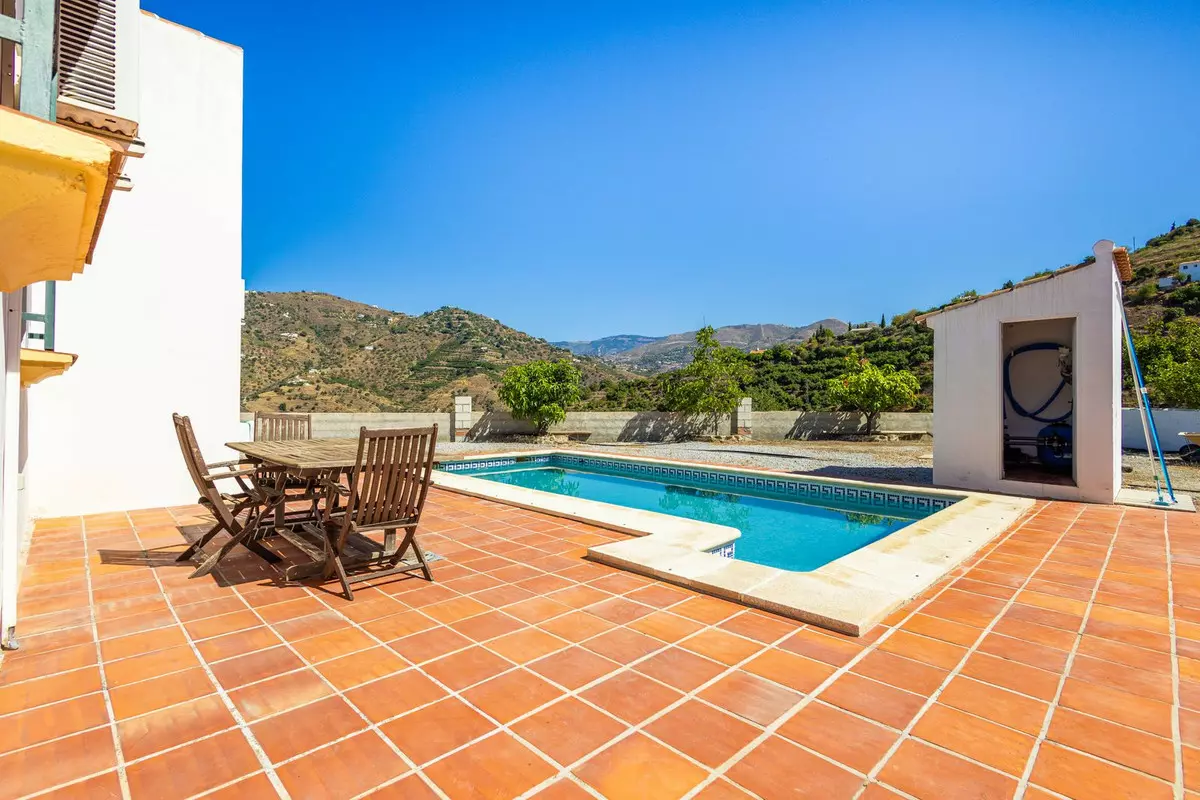 3-bedroom Country House In Cómpeta, Spain (178 M²)