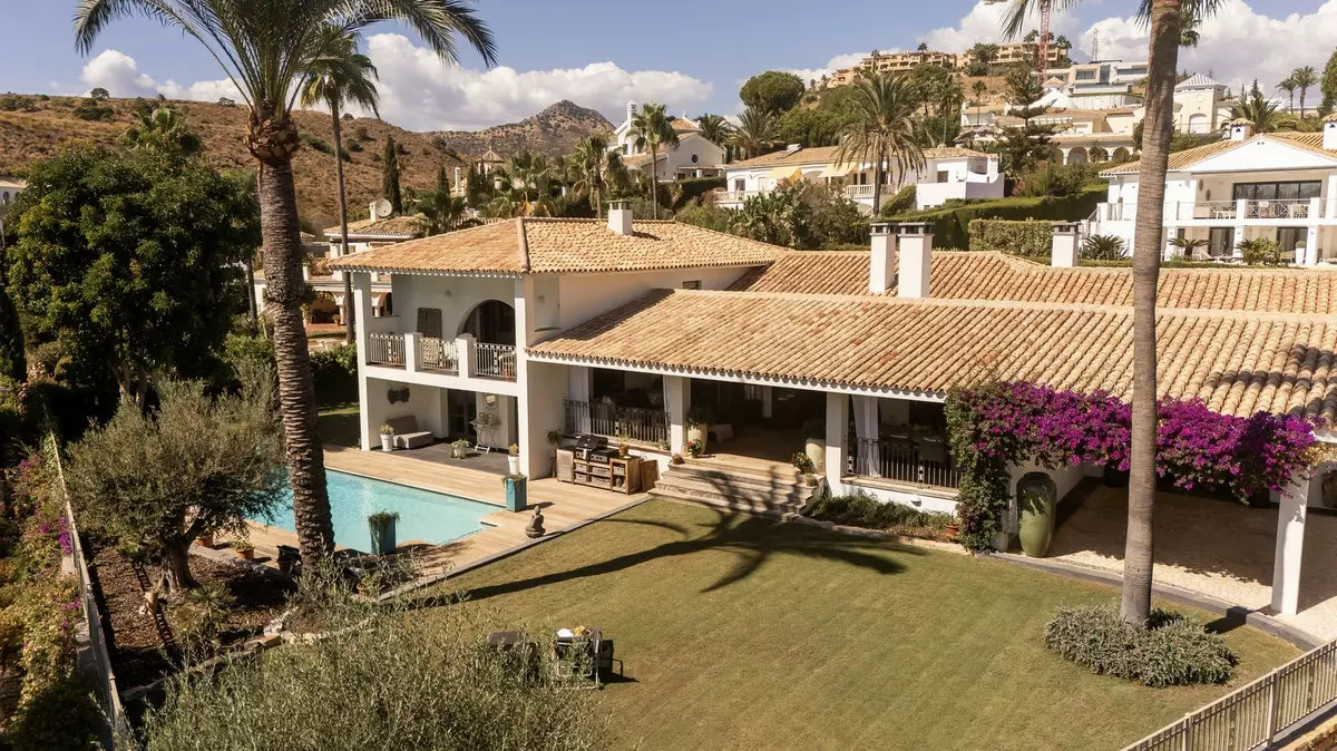 5-bedroom Villa In Estepona, Spain (595 M²)