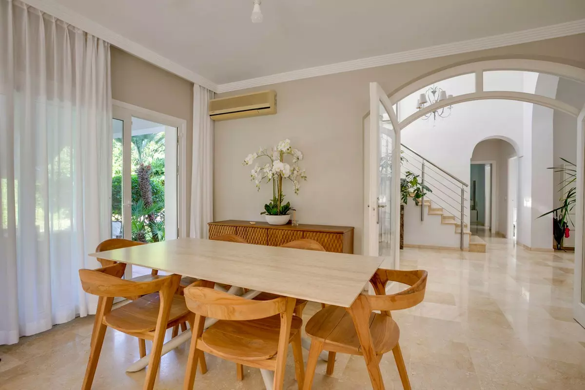 3-bedroom Villa In Estepona, Spain (238 M²)