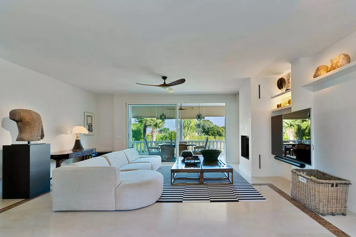 3-bedroom Villa In Estepona, Spain (272 M²)