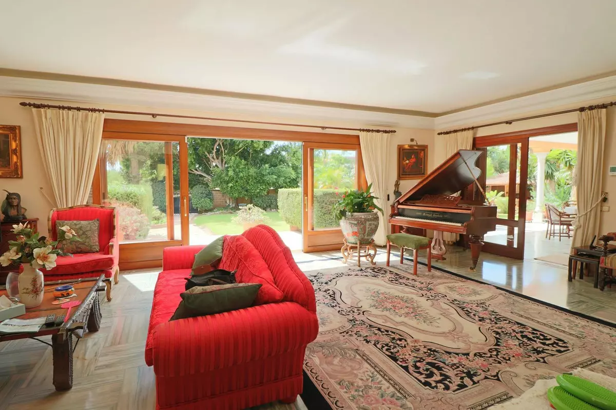 6-bedroom Villa In Estepona, Spain (531 M²)