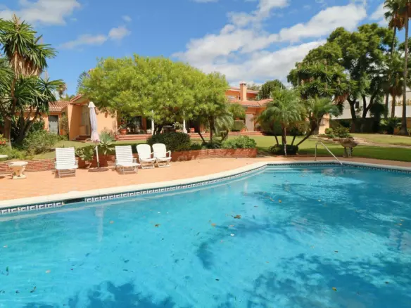 6-bedroom Villa In Estepona, Spain (531 M²)