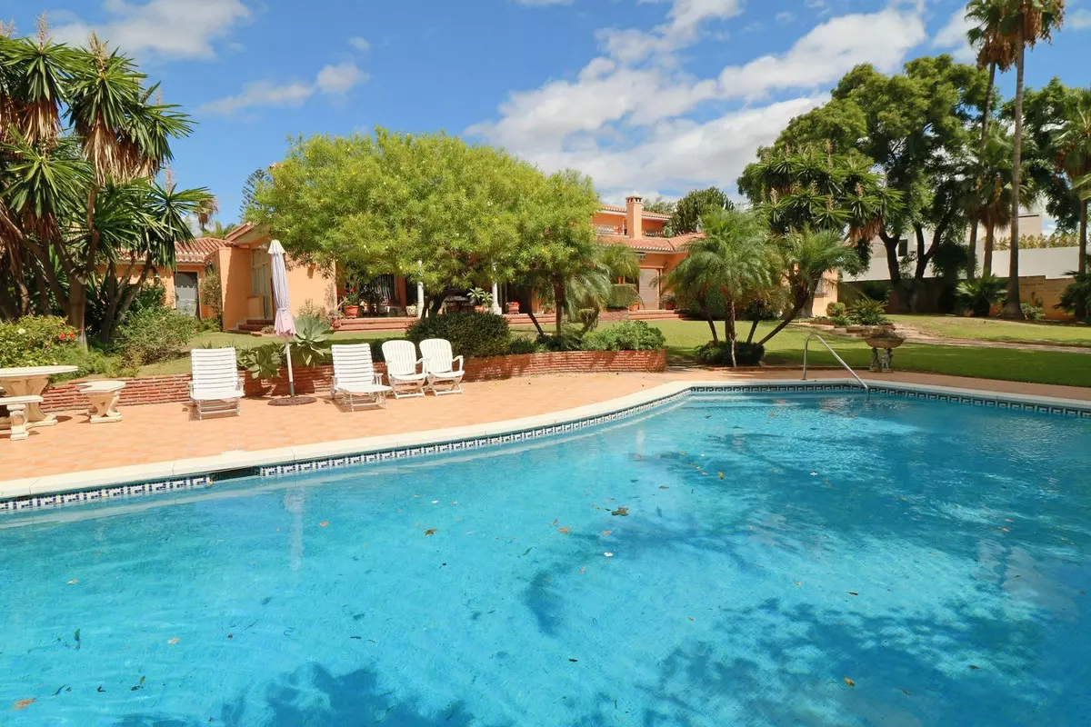 6-bedroom Villa In Estepona, Spain (531 M²)