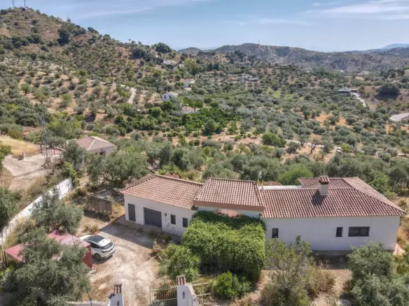 3-bedroom Villa In Guaro, Spain (184 M²)