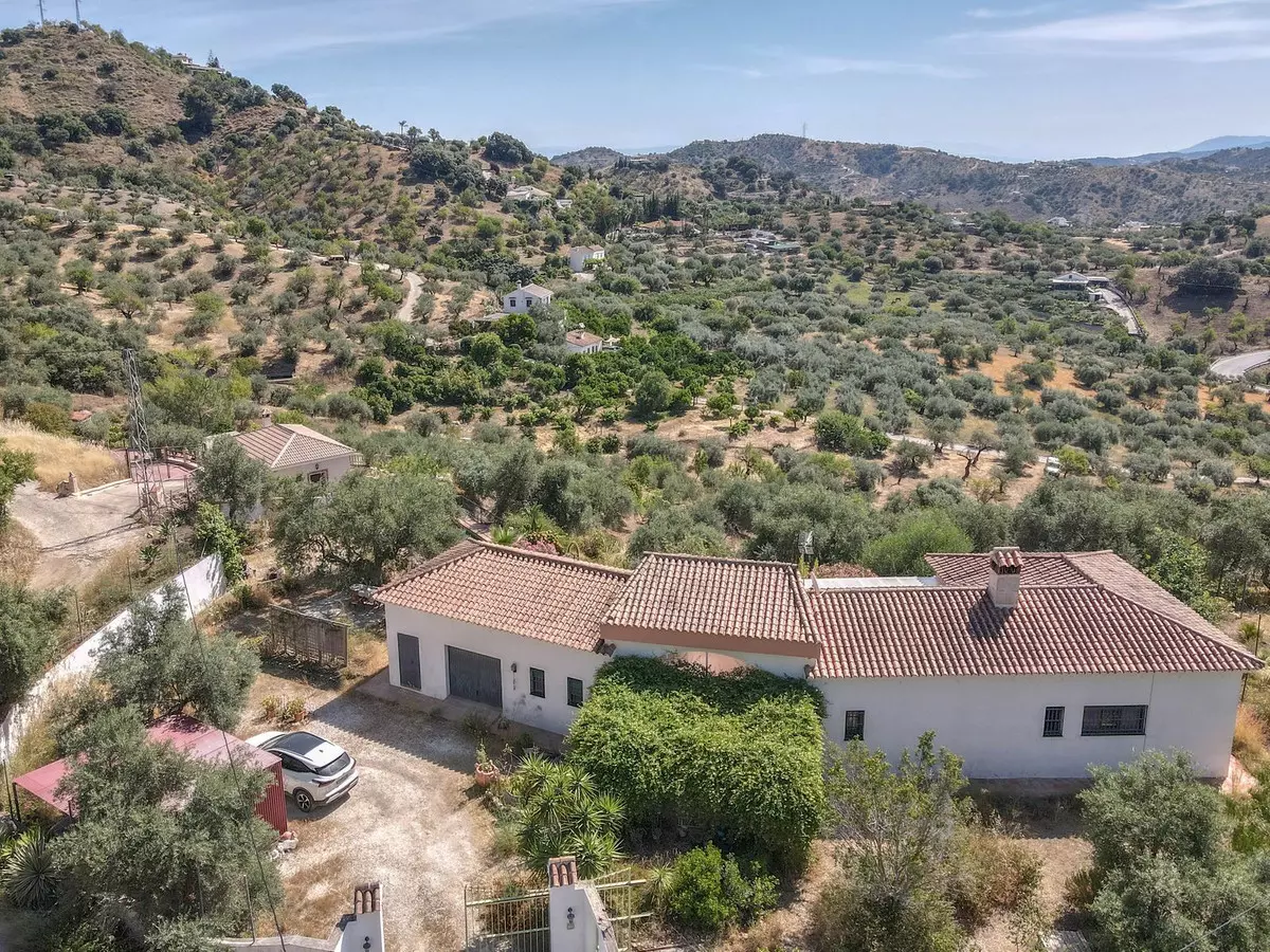 3-bedroom Villa In Guaro, Spain (184 M²)