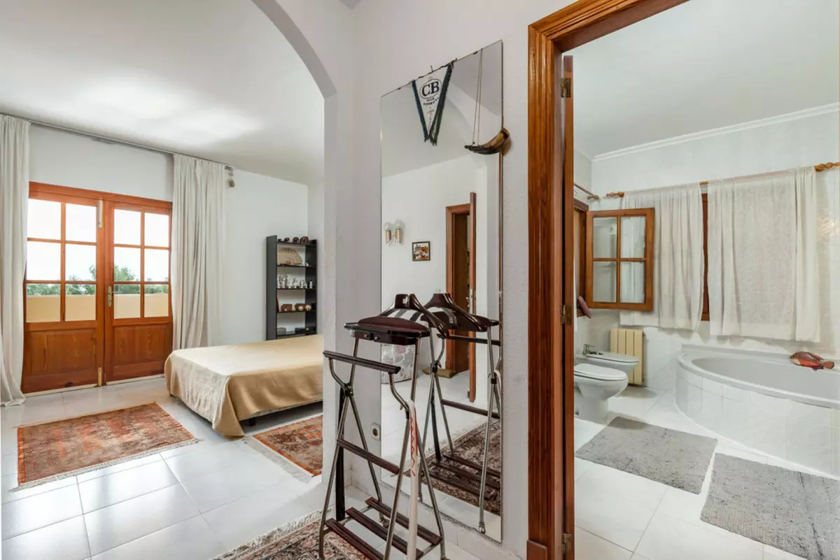 4-bedroom Villa In Calvià, Spain (400 M²)