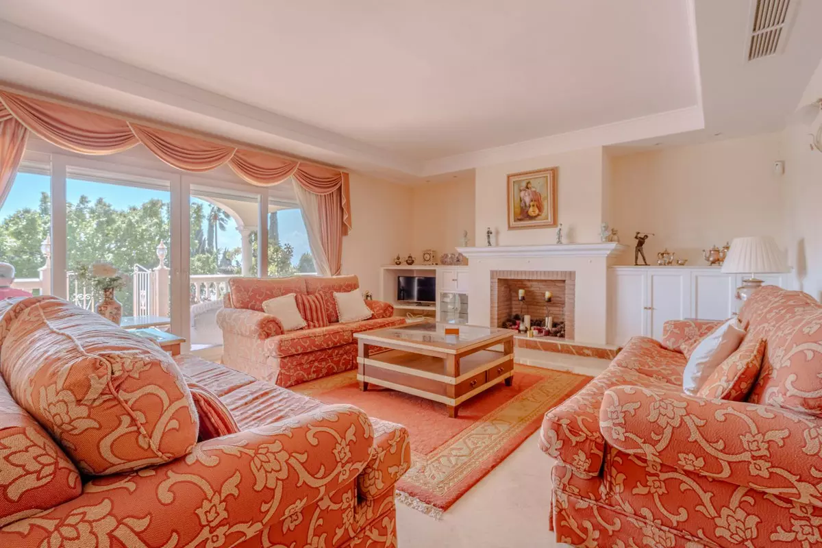 5-bedroom Villa In Estepona, Spain (282 M²)