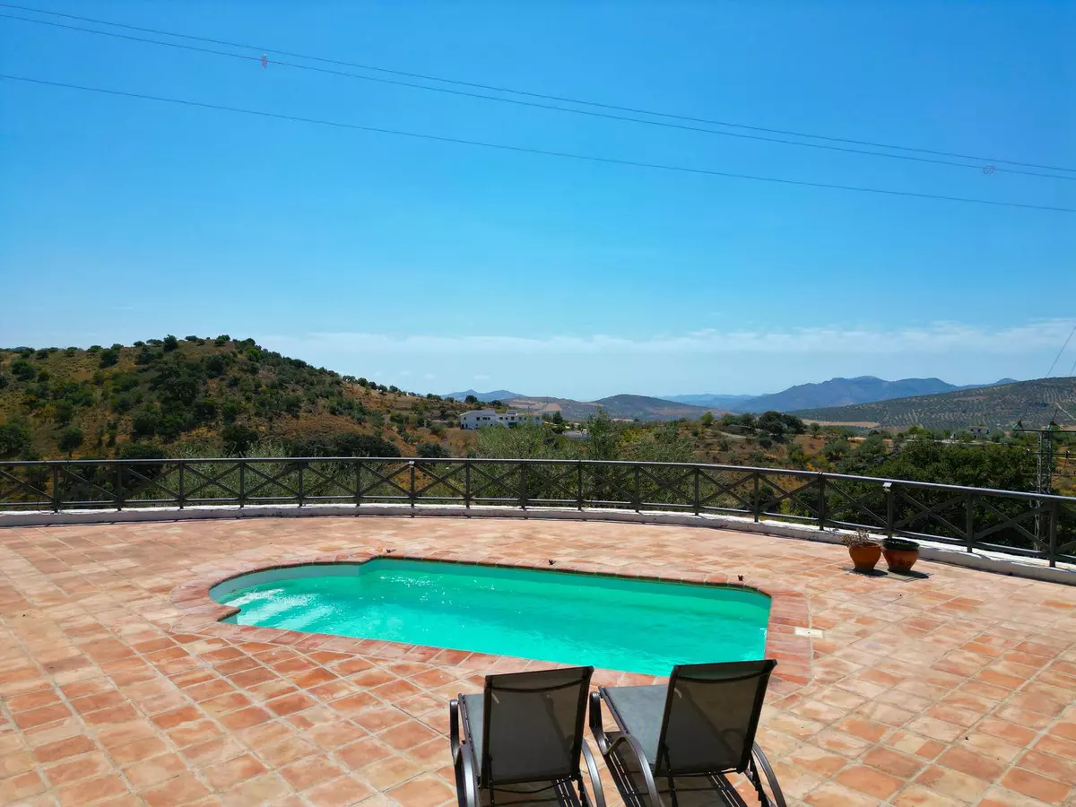 3-bedroom Villa In Riogordo, Spain (229 M²)