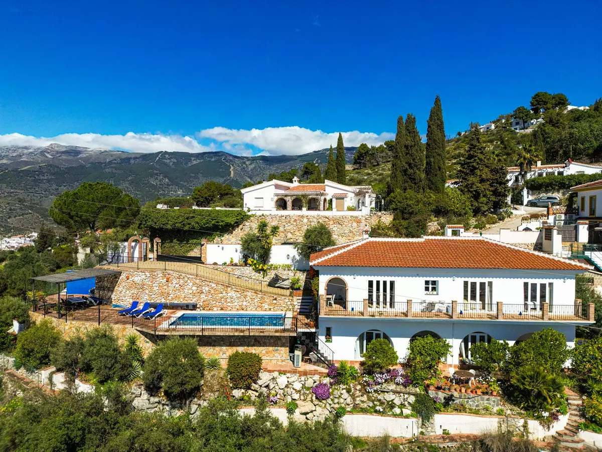 5-bedroom Villa In Cómpeta, Spain (299 M²)