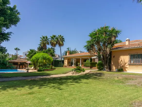 6-bedroom Villa In Estepona, Spain (531 M²)
