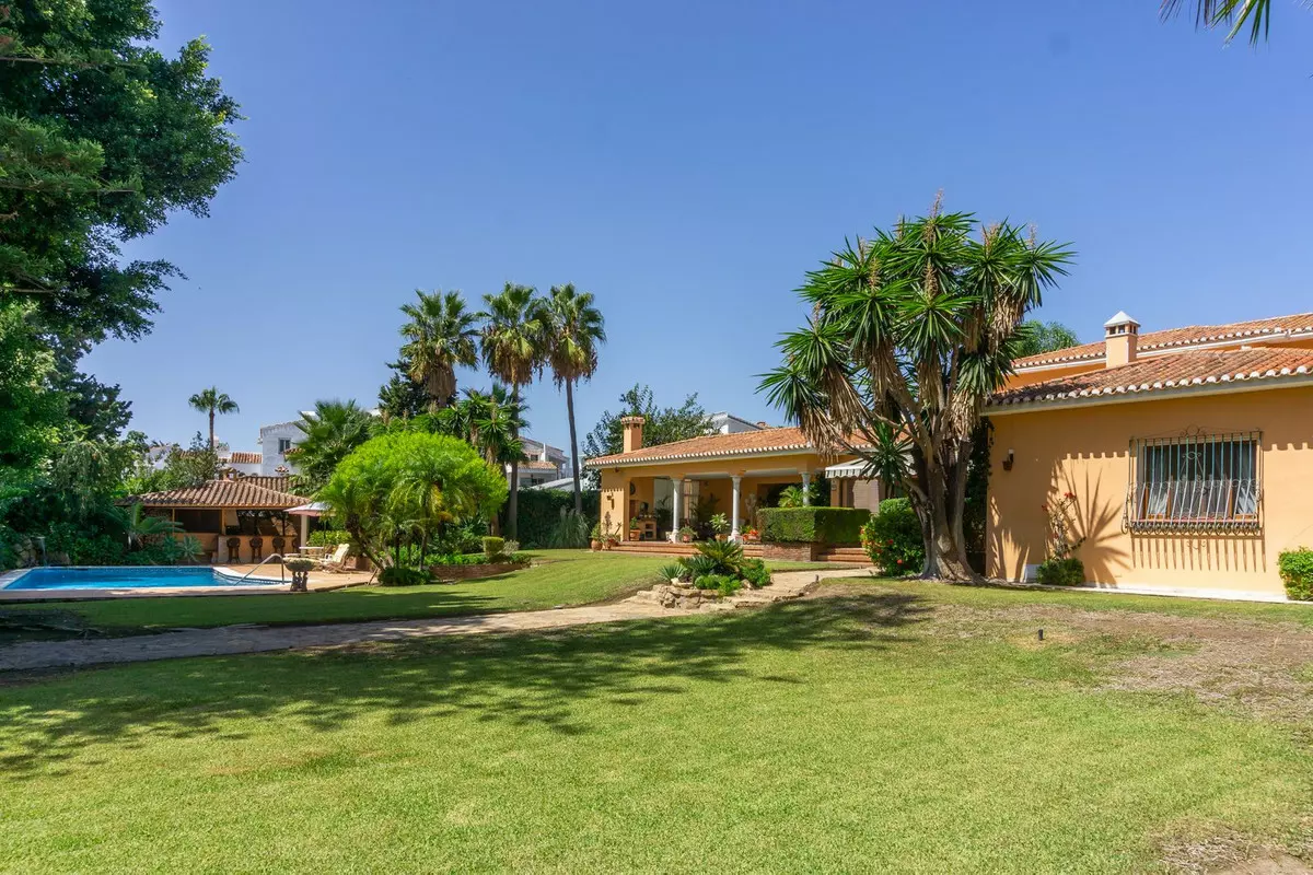 6-bedroom Villa In Estepona, Spain (531 M²)