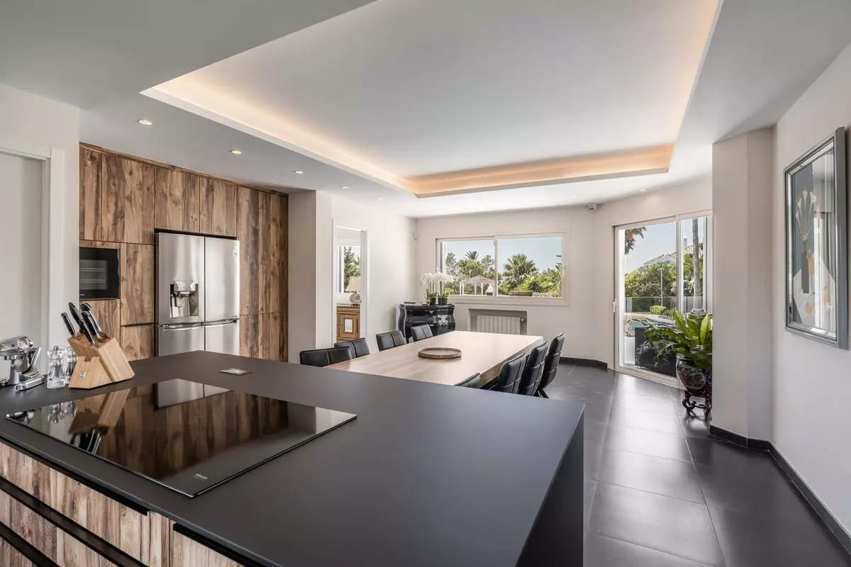 6-bedroom Villa In Estepona, Spain (835 M²)