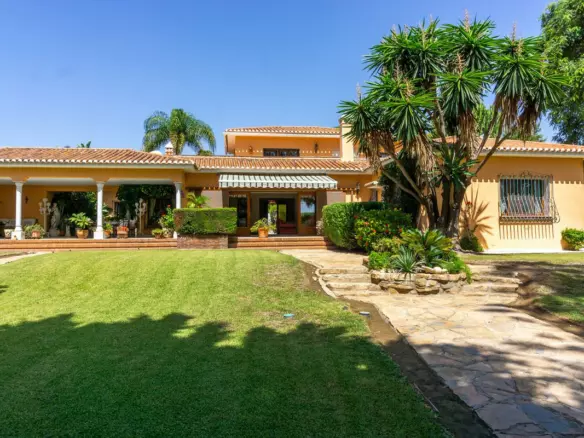 6-bedroom Villa In Estepona, Spain (531 M²)