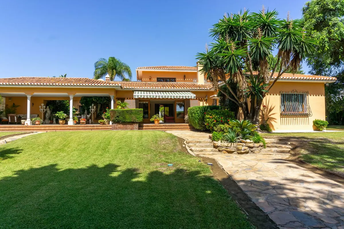 6-bedroom Villa In Estepona, Spain (531 M²)