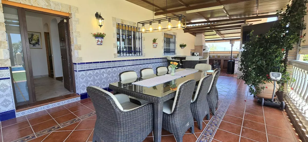 5-bedroom Country House In Coín, Spain (197 M²)