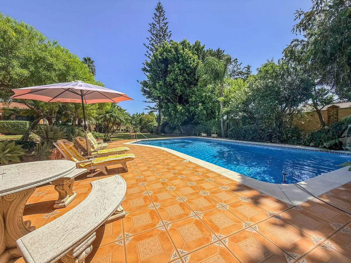 6-bedroom Villa In Estepona, Spain (531 M²)