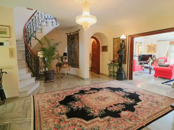 6-bedroom Villa In Estepona, Spain (531 M²)