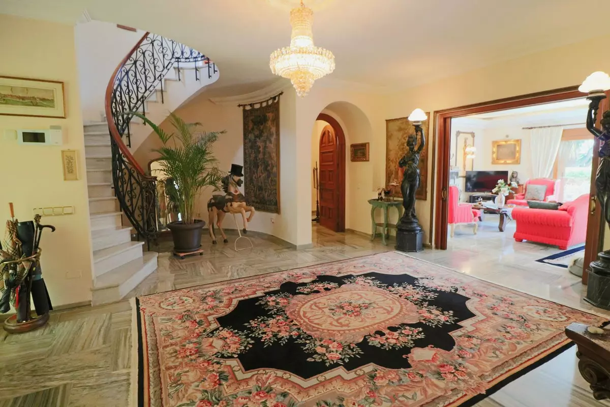 6-bedroom Villa In Estepona, Spain (531 M²)
