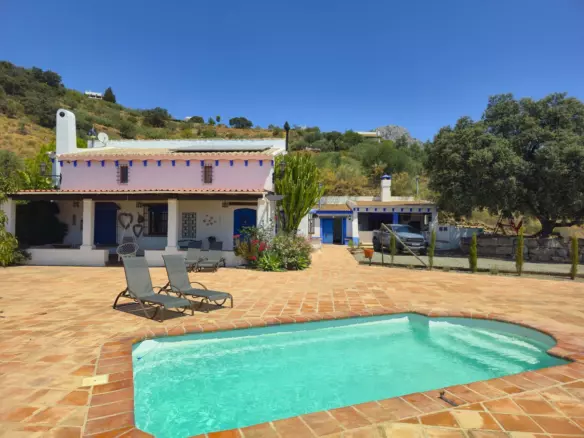 3-bedroom Villa In Riogordo, Spain (229 M²)