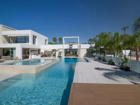 7-bedroom Villa In Estepona, Spain (1.373 M²)