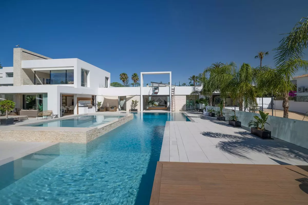 7-bedroom Villa In Estepona, Spain (1.373 M²)